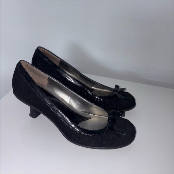 Black Dainty Bow Kitten Heels - Picture 14 of 16
